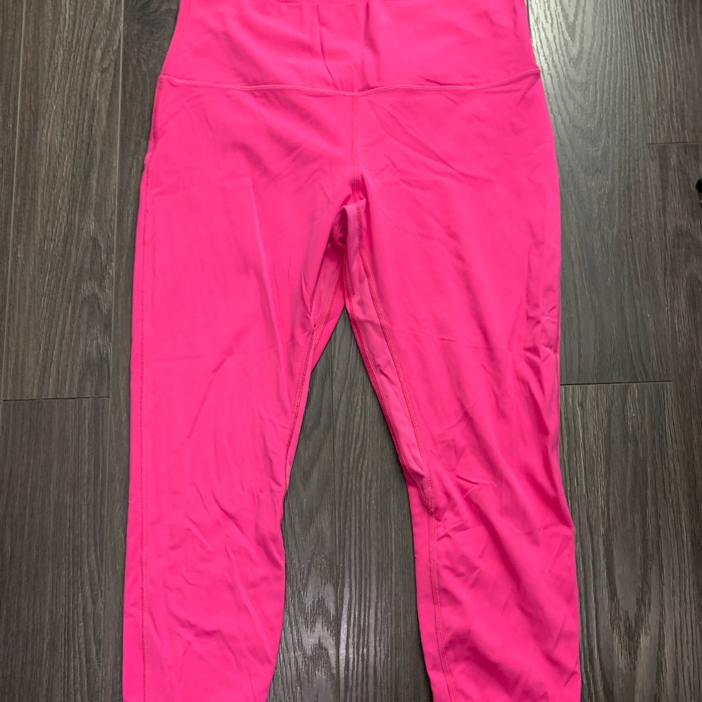 Lululemon hot pink stretchy leggings.